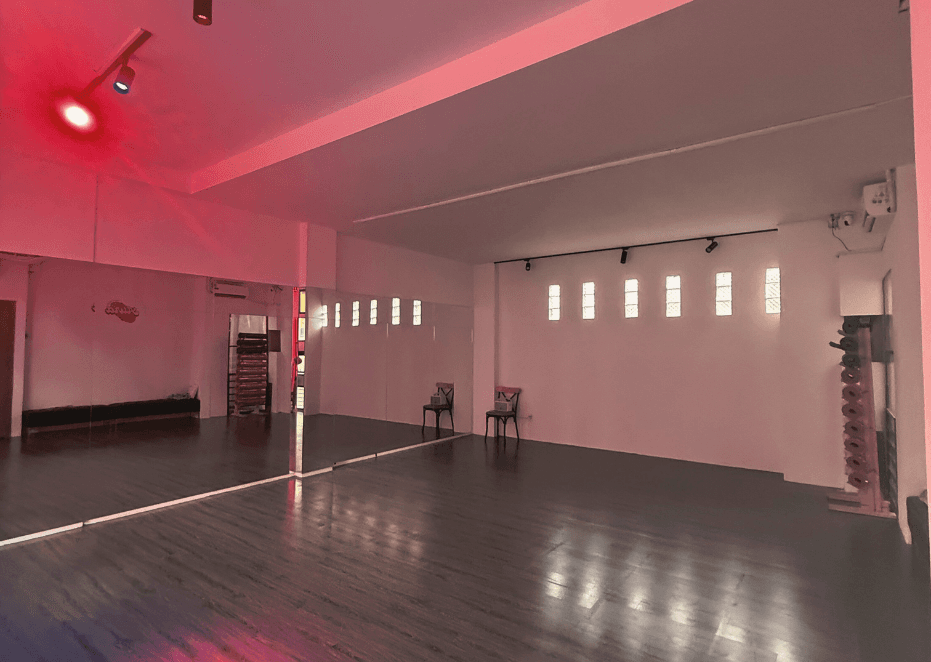 SUPER-BOUTIQUE POLE STUDIO slide 4